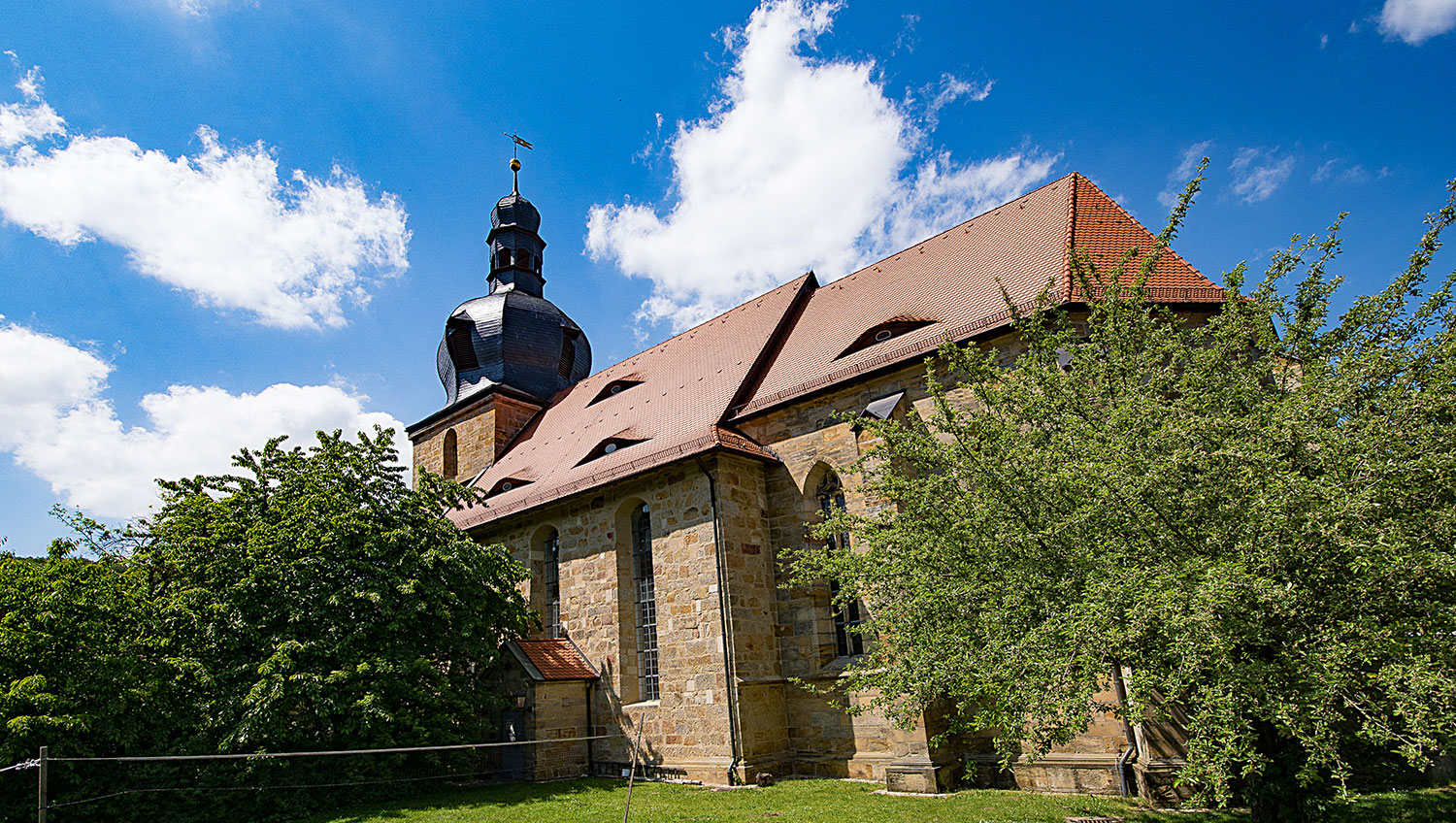 Kilianskirche Kasendorf vor blauem Himmel